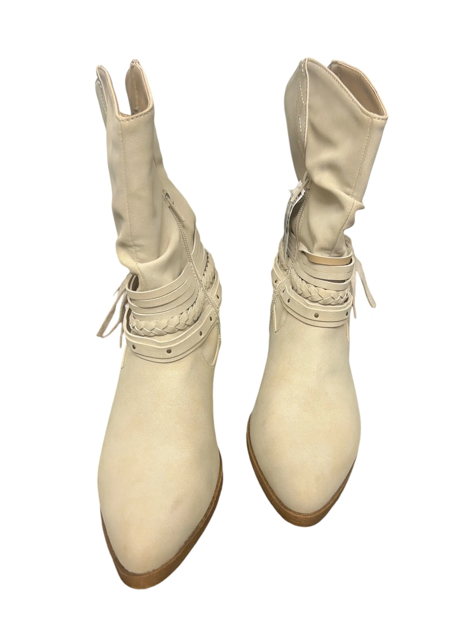 Boots Ankle Flats By Clothes Mentor In Cream, Size: 7.5