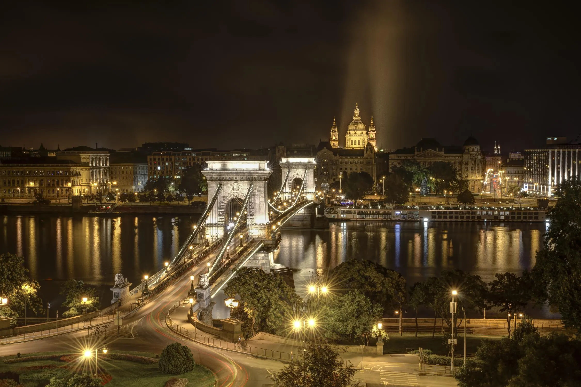 Budapest Chain Bridge traffic